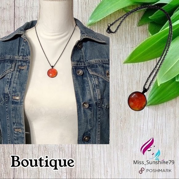 Boutique NEW - Universe galactic cabochon necklace mars red planet - Picture 1 of 3